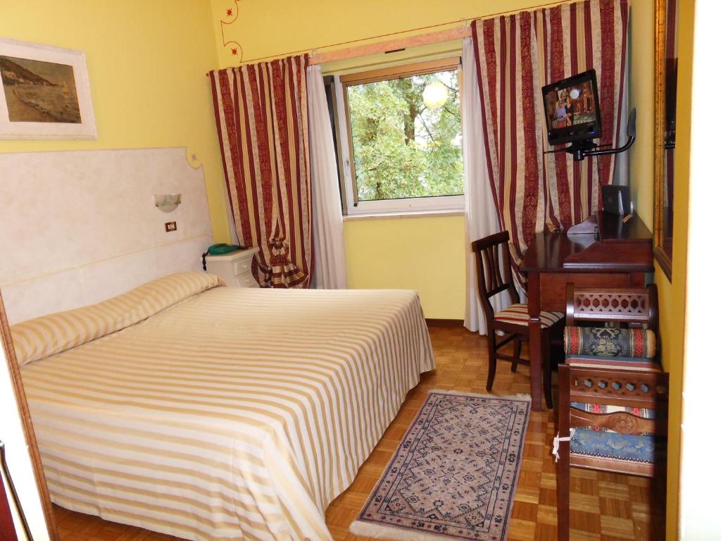 Łóżko lub łóżka w pokoju w obiekcie Ai Ronchi Motor Hotel Brescia