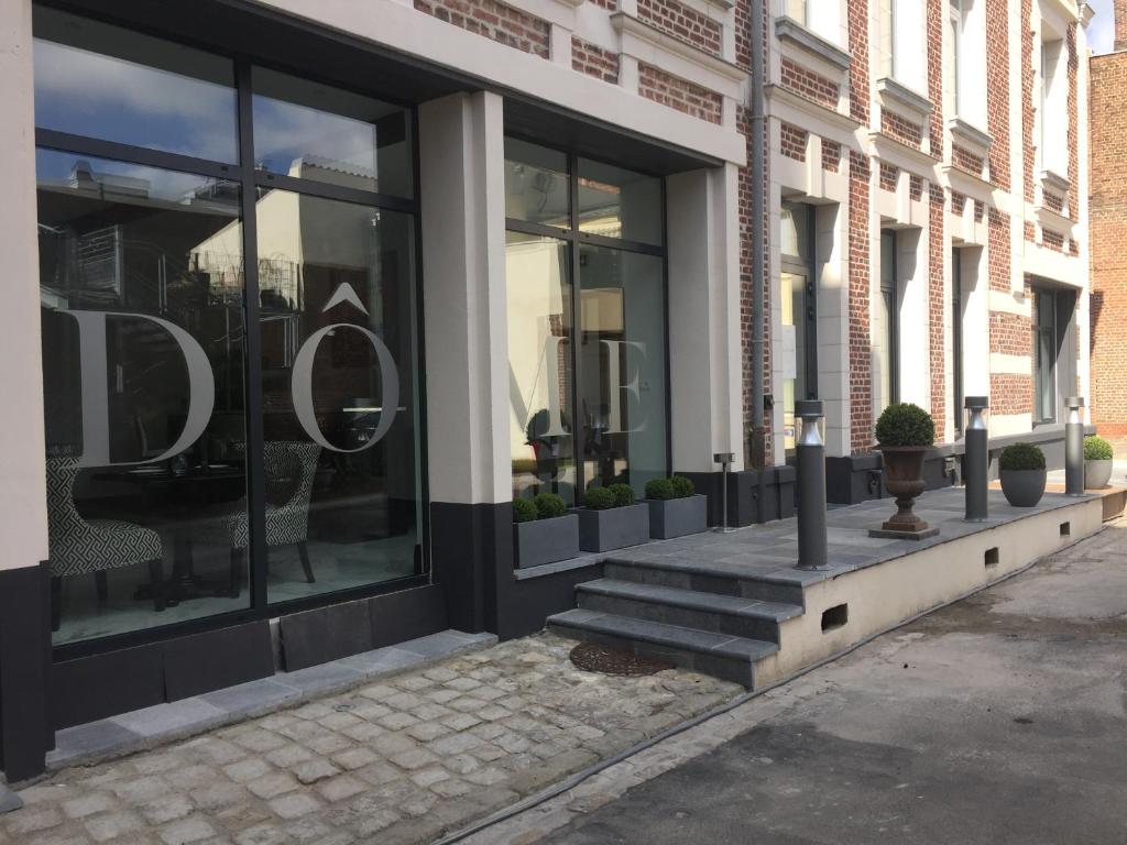 un front de magasin avec un panneau dans la fenêtre dans l'établissement Le Dome, à Arras