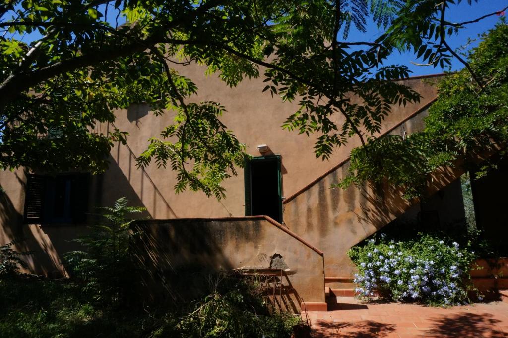 un edificio con escaleras y flores delante en Casa Fondachello, en Pietraperzia