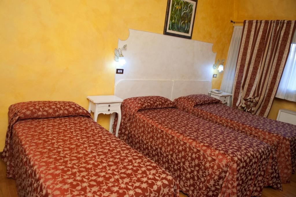 Łóżko lub łóżka w pokoju w obiekcie Ai Ronchi Motor Hotel Brescia