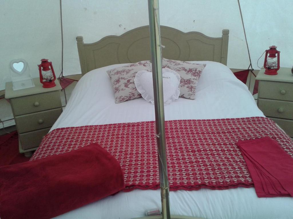 Postel nebo postele na pokoji v ubytování Cefn Crib Glamping
