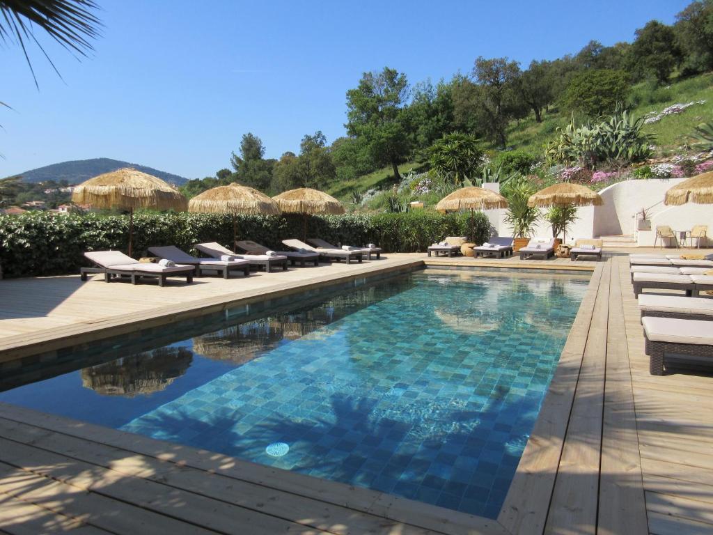 - une piscine avec des chaises longues et des parasols dans l'établissement Villa Tricoli B&B avec Piscine, aux Issambres