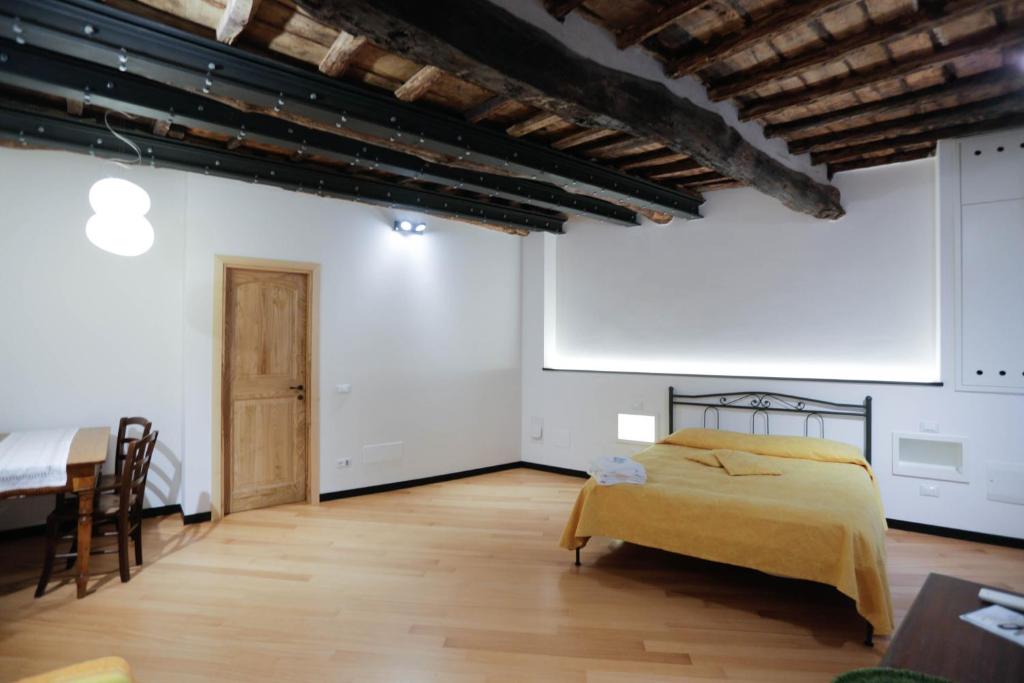 a bedroom with a bed and a white wall at Scorci Di Mare in Riomaggiore