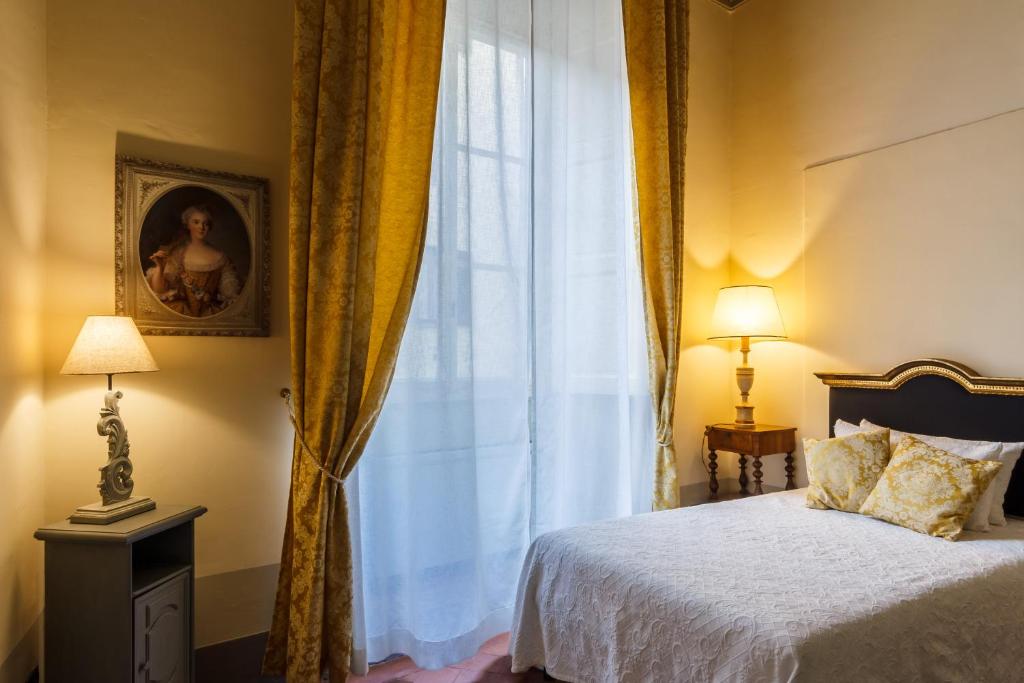 Postel nebo postele na pokoji v ubytování Dimora Storica Palazzo Puccini
