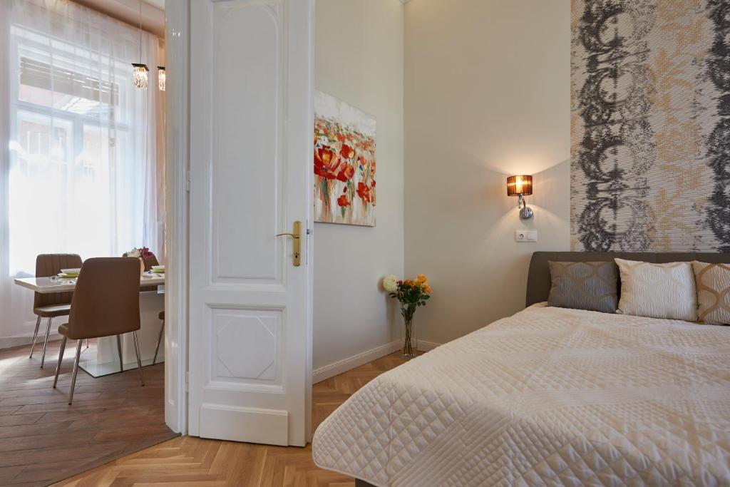 Posteľ alebo postele v izbe v ubytovaní Falk Miksa Apartment