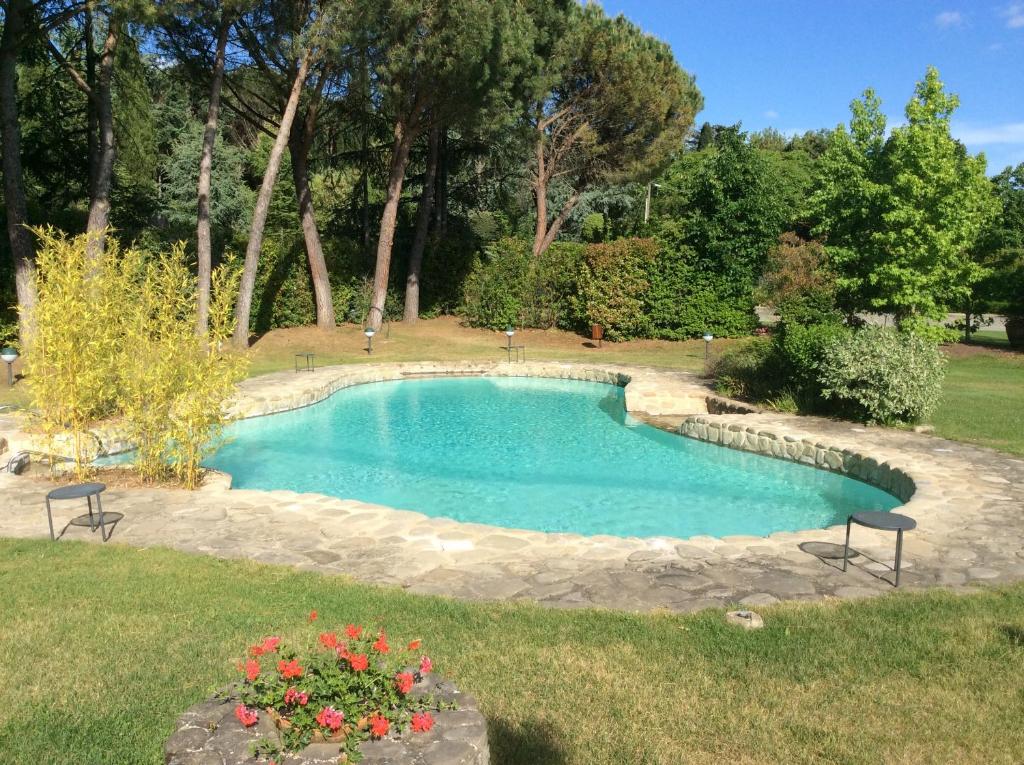 ein Schwimmbad in der Mitte eines Gartens in der Unterkunft CASA DI CHIARILU' in Cortona