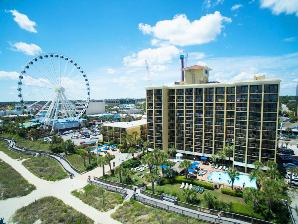 une grande roue et un hôtel et un complexe dans l'établissement Holiday Pavilion Resort on the Boardwalk, à Myrtle Beach