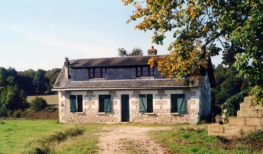 une ancienne maison en pierre au milieu d'un champ dans l'établissement Gîte d'Aigues Vives, à Céré-la-Ronde