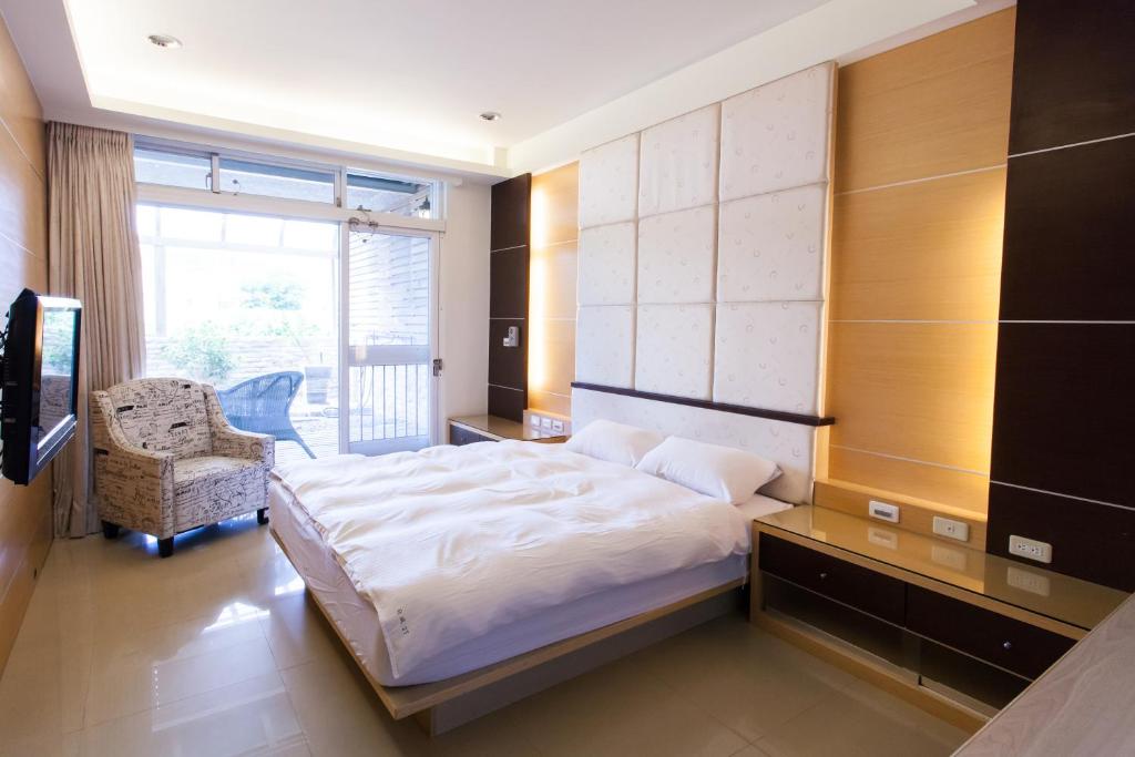 台南的住宿－發現府城，卧室配有床、椅子和窗户。