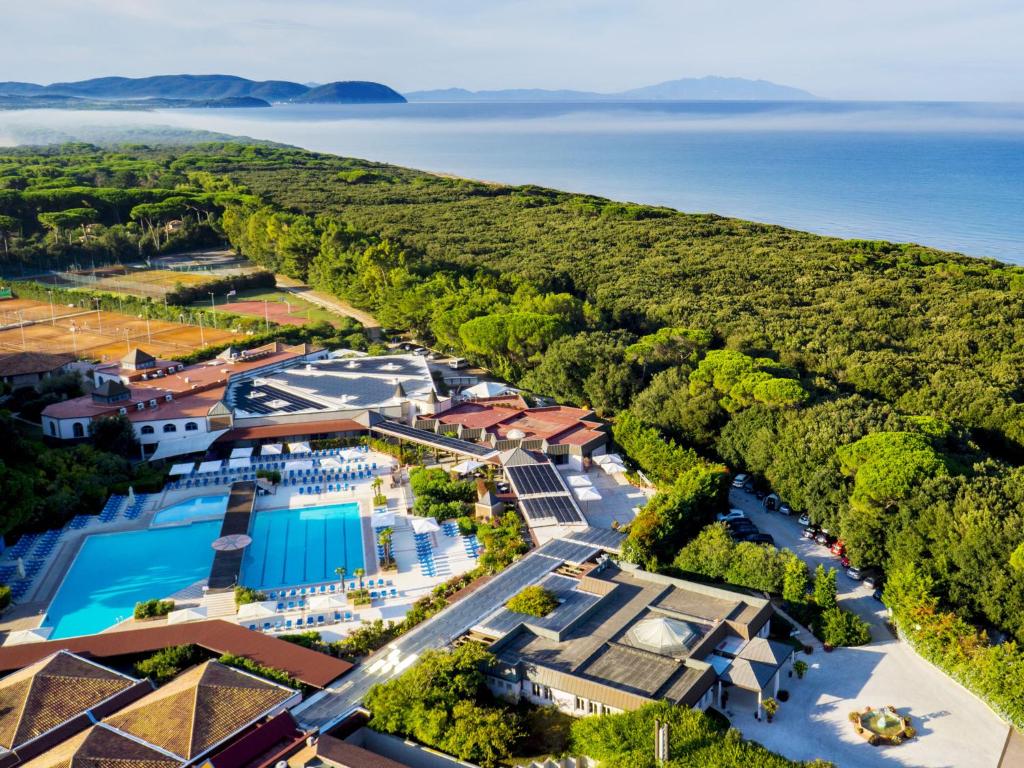 una vista aerea del resort con l'oceano sullo sfondo di Garden Toscana Resort a San Vincenzo