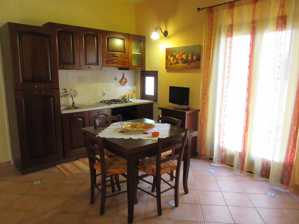 カステッランマーレ・デル・ゴルフォにあるSicania holiday houseのキッチン(テーブル、椅子付)、キッチン(テーブル、キッチン付)