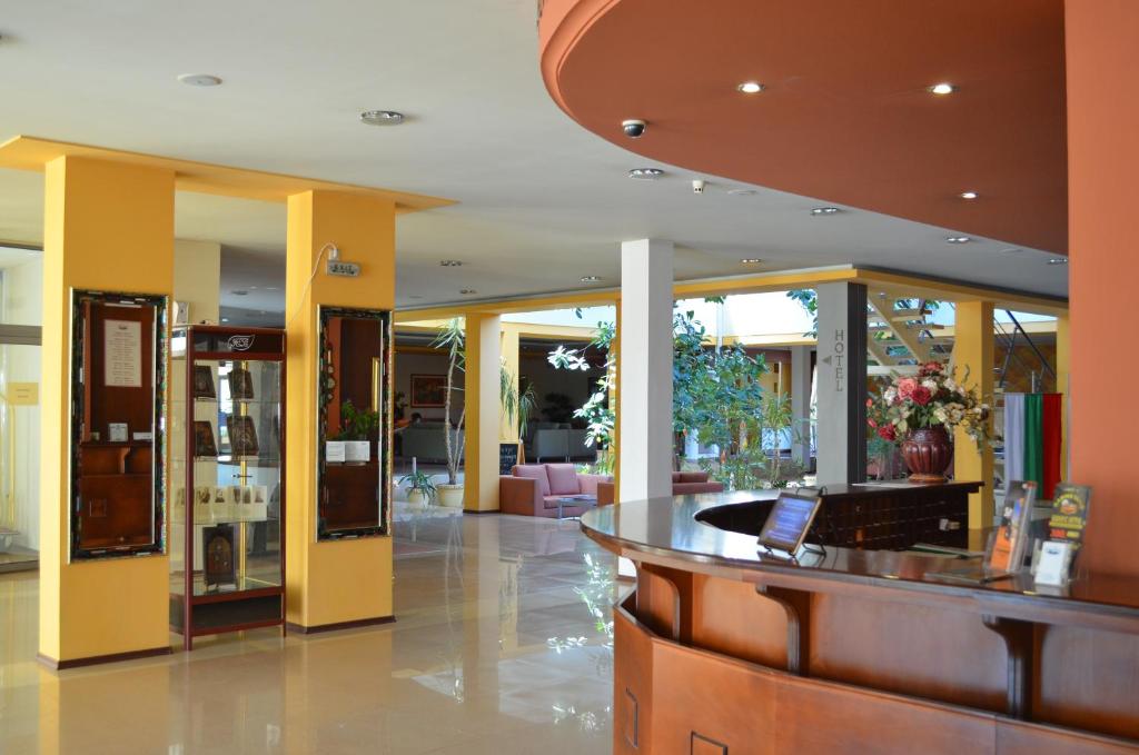 eine Lobby mit einer Bar in einem Geschäft in der Unterkunft Hotel Bankya Palace in Bankja