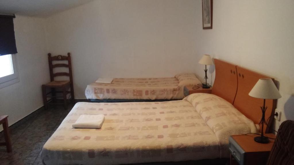 Postel nebo postele na pokoji v ubytování Hostal Porta De Núria