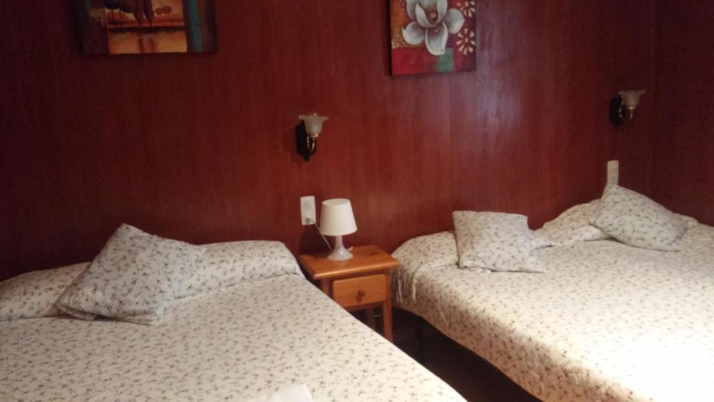 Postel nebo postele na pokoji v ubytování Hostal Porta De Núria