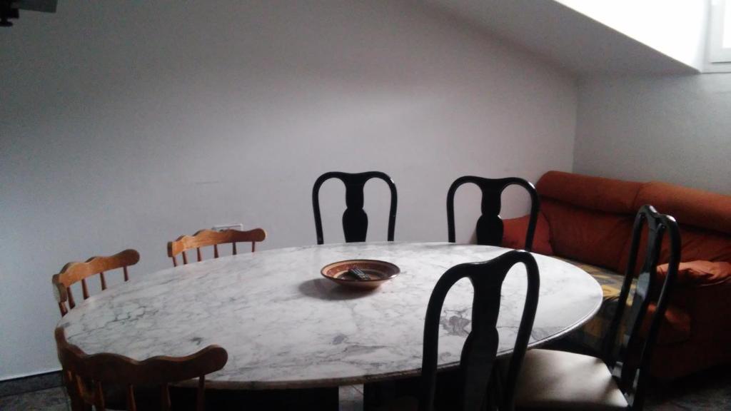 Posezení v ubytování Hostal Porta De Núria