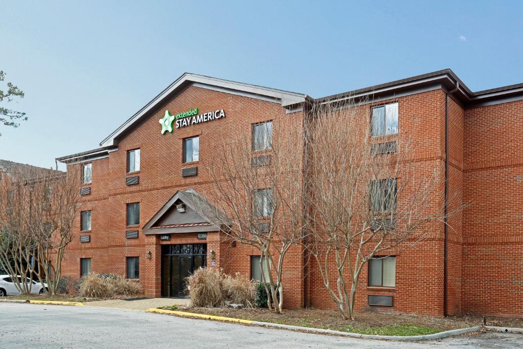 budynek z czerwonej cegły z znakiem gwiazdy w obiekcie Extended Stay America Select Suites - Newport News - I-64 - Jefferson Avenue w mieście Newport News