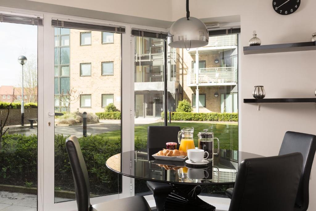 uma sala de jantar com uma mesa com uma taça de fruta em City Apartments - Eboracum Way em York