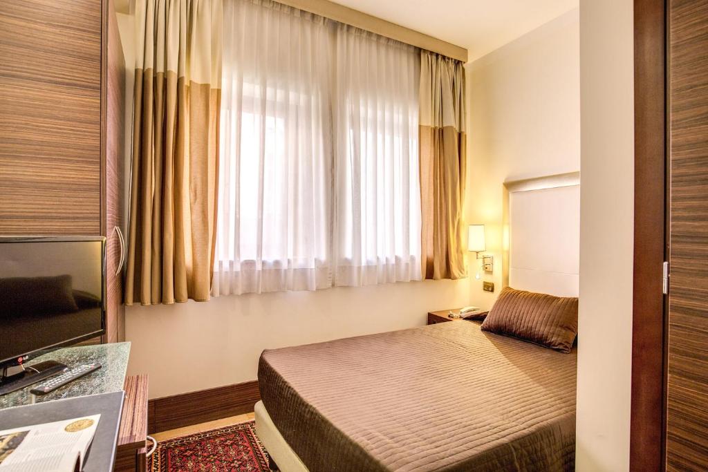 Postel nebo postele na pokoji v ubytování The Strand Hotel