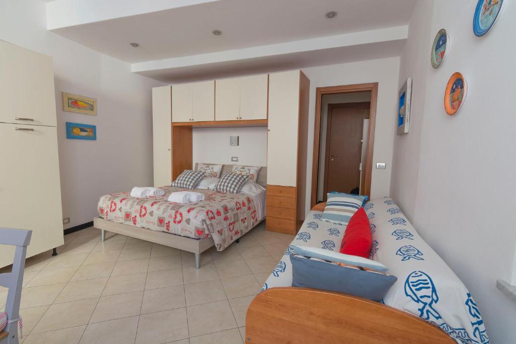 a bedroom with two beds and a couch at Appartamento Buranco in Monterosso al Mare