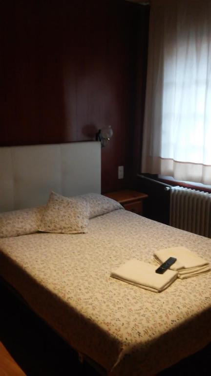 Postel nebo postele na pokoji v ubytování Hostal Porta De Núria