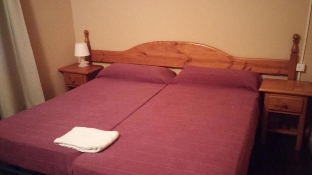 Postel nebo postele na pokoji v ubytování Hostal Porta De Núria