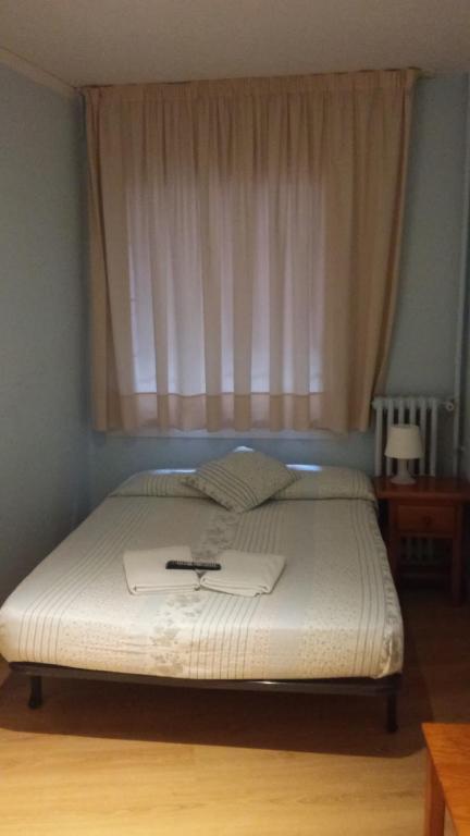 Postel nebo postele na pokoji v ubytování Hostal Porta De Núria