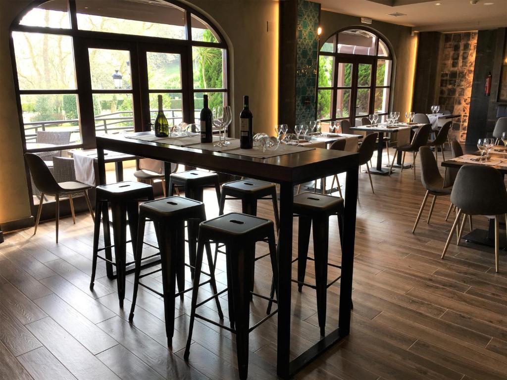 Un restaurante o sitio para comer en Hotel Comillas