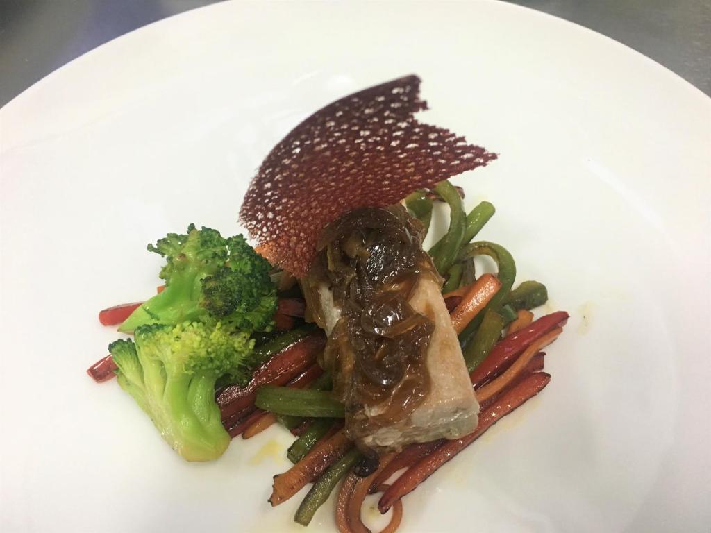 Comida en o cerca de este hotel