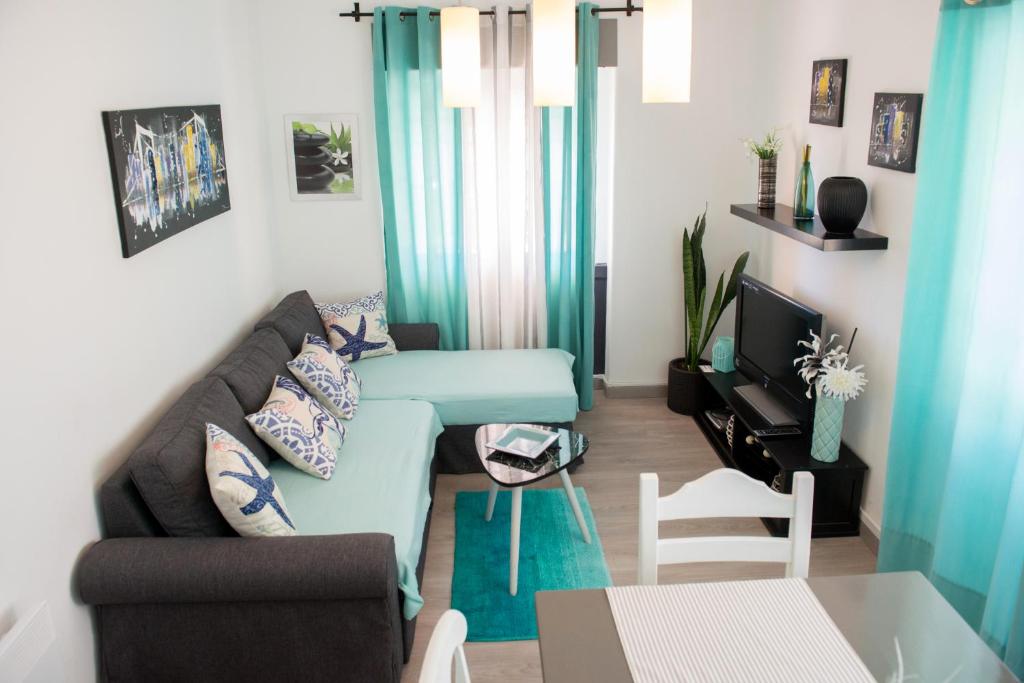 ein Wohnzimmer mit einem Sofa und einem Tisch in der Unterkunft Vivenda Remos in Sesimbra