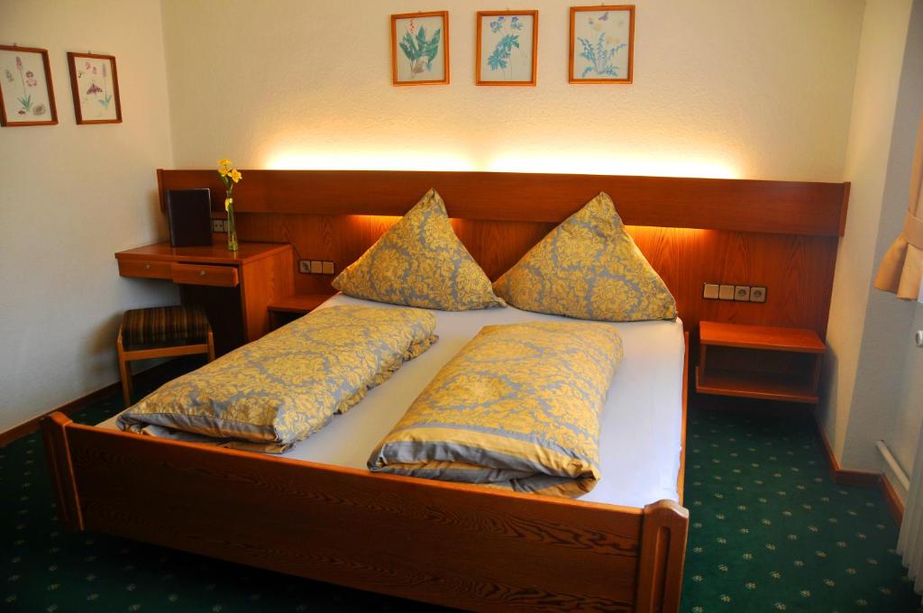 Postel nebo postele na pokoji v ubytování Hotel Niedersfeld-Winterberg
