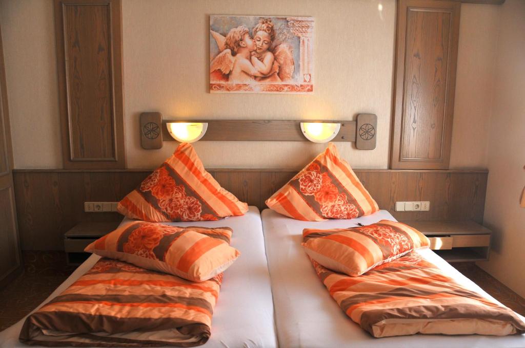 Postel nebo postele na pokoji v ubytování Hotel Niedersfeld-Winterberg