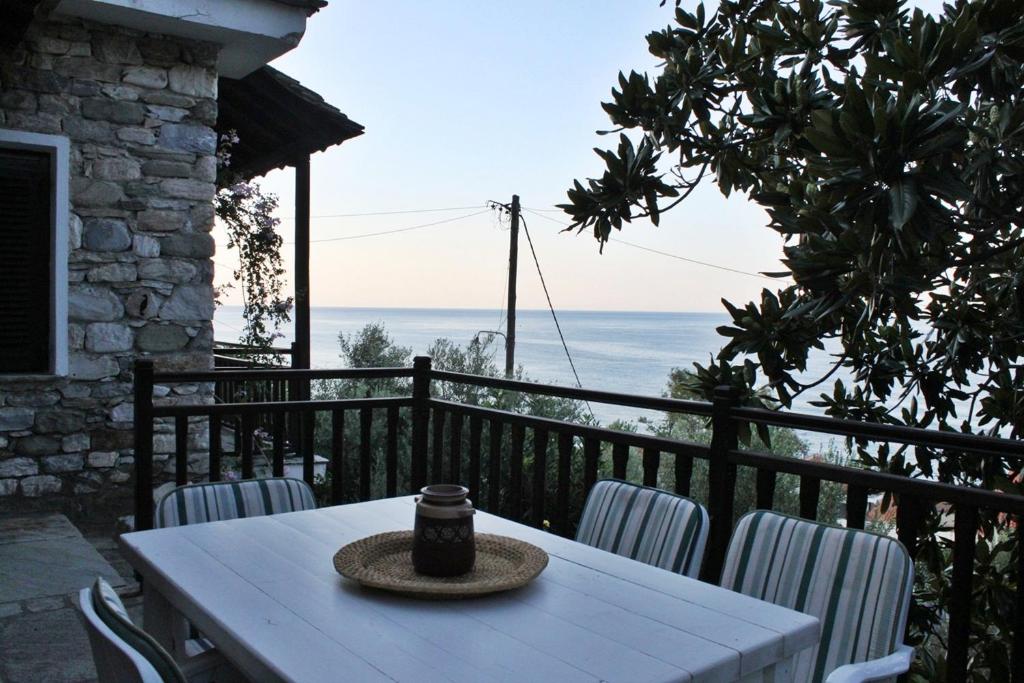 uma mesa com um chapéu em cima de uma varanda em Villa Magnolia em Chorefto