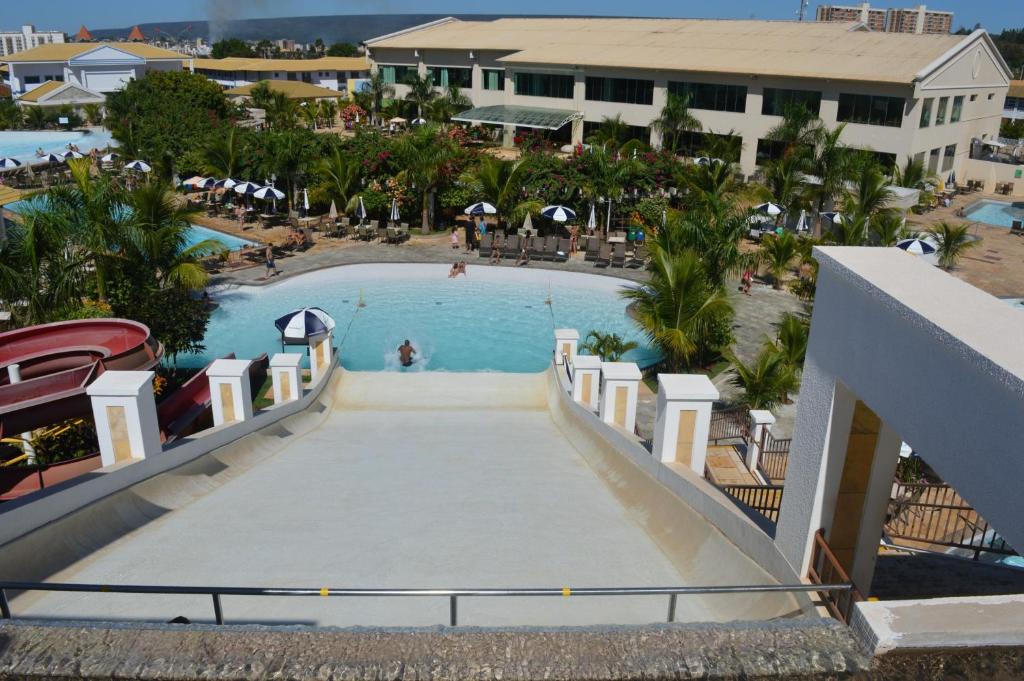 vistas a la piscina desde el balcón de un complejo en Reserve Caldas Lacqua I, en Caldas Novas