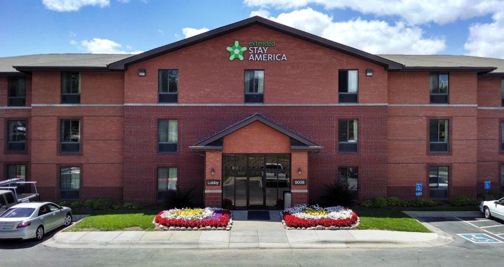 Extended Stay America Suites - Omaha - West في أوماها: مبنى من الطوب الأحمر كبير مع وضع علامة عليه
