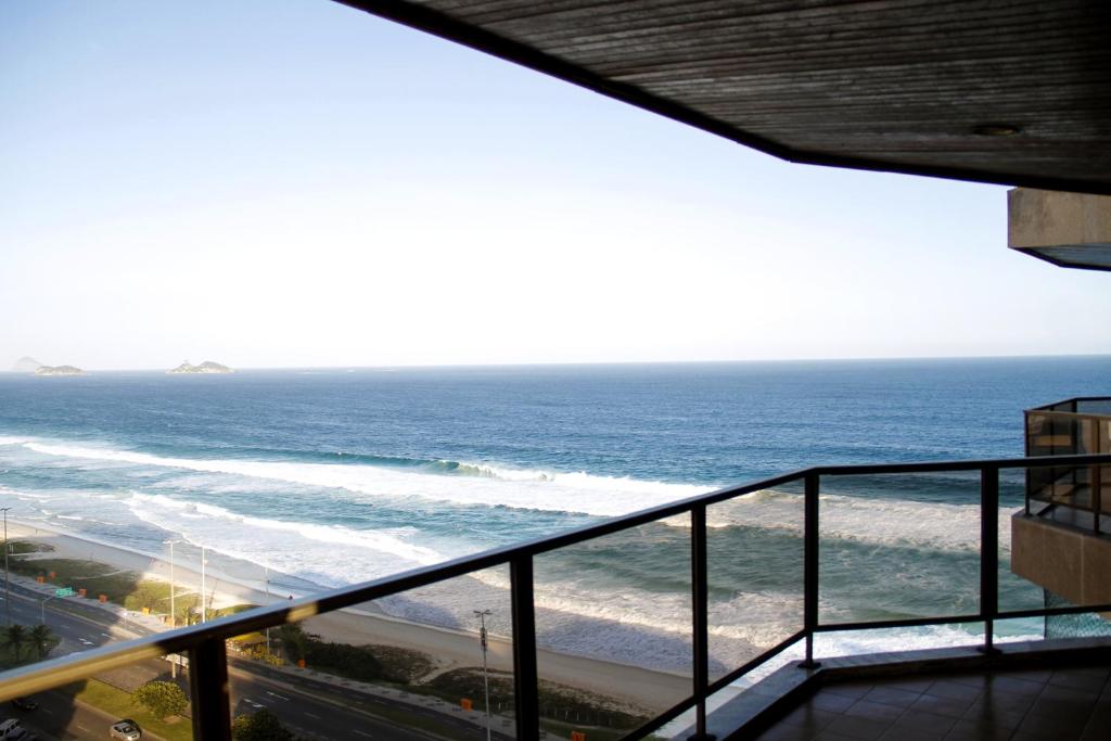 a view of the ocean from a balcony at Apartamento Varandas Barra Flat in Rio de Janeiro