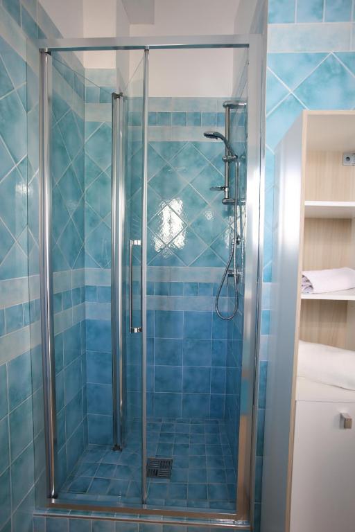 łazienka z prysznicem z niebieskimi kafelkami w obiekcie B&B Casa Rubis w mieście Ruvo di Puglia