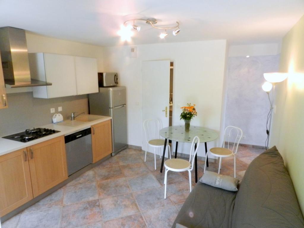 a kitchen and dining room with a table and chairs at Gîte les Platanes in Sainte-Hélène-du-Lac