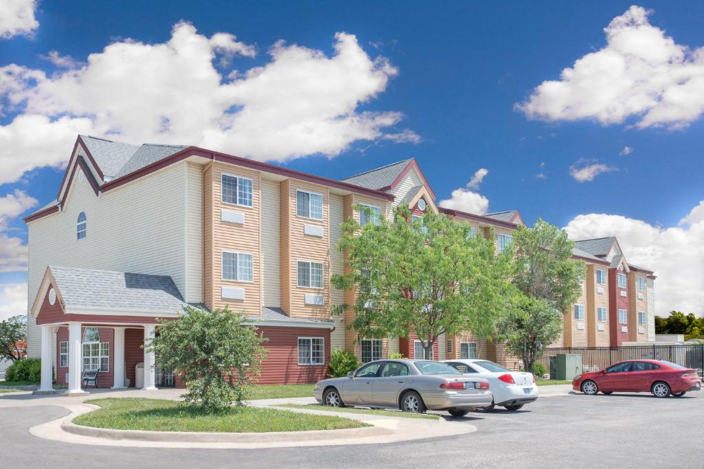 Days Inn & Suites by Wyndham Hutchinson photo