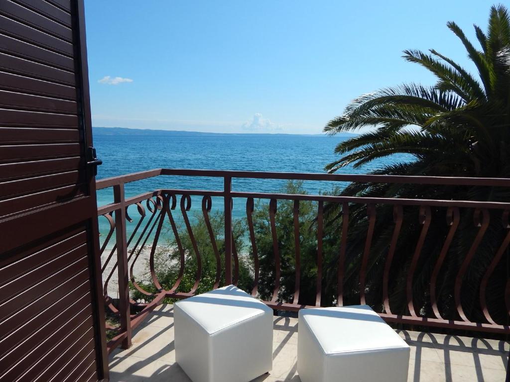 einen Balkon mit Meerblick in der Unterkunft Rooms&Apartments Beach Star in Split