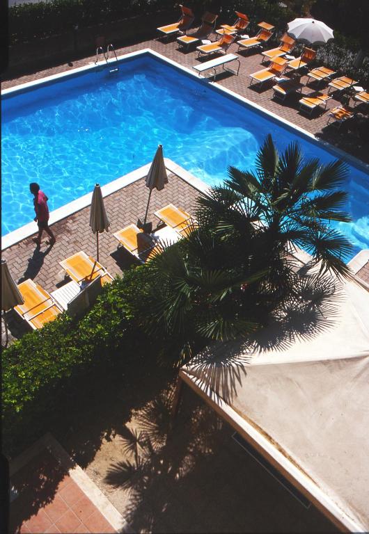 Hotel Rivadoro-Spiaggia ombrellone e lettini-Piscina-Parcheggio