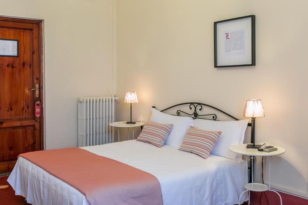 Postel nebo postele na pokoji v ubytování Hotel d'Azeglio Firenze