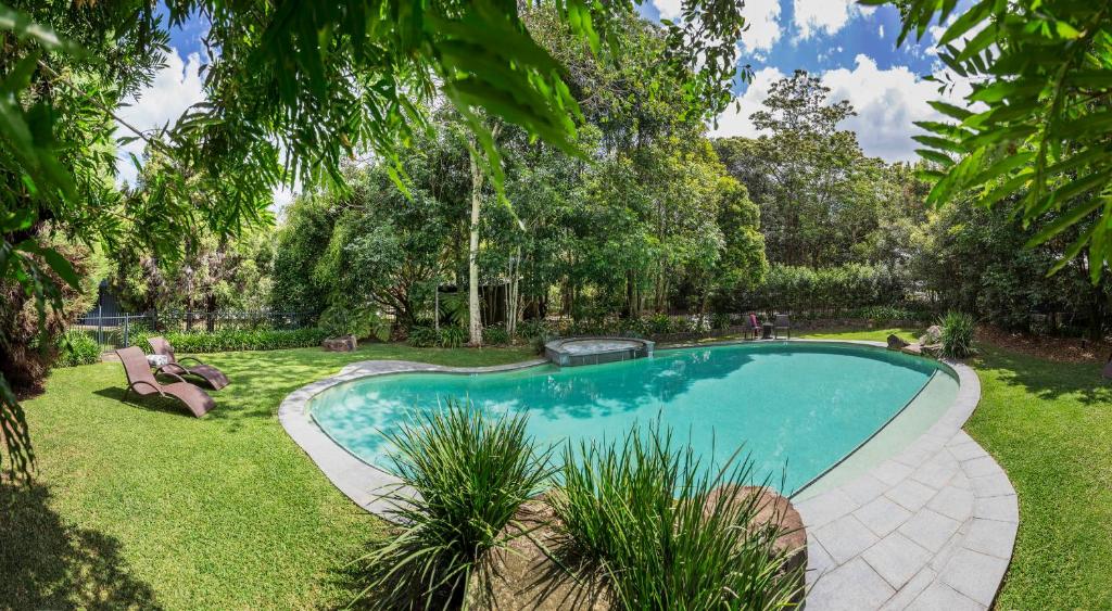 una piscina en un patio con árboles en Spicers Tamarind Retreat en Maleny
