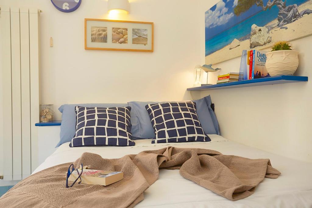 トラーパニにあるアパルタメンティ ロサ デイ ヴェンティのベッドルームに毛布付きのベッド1台