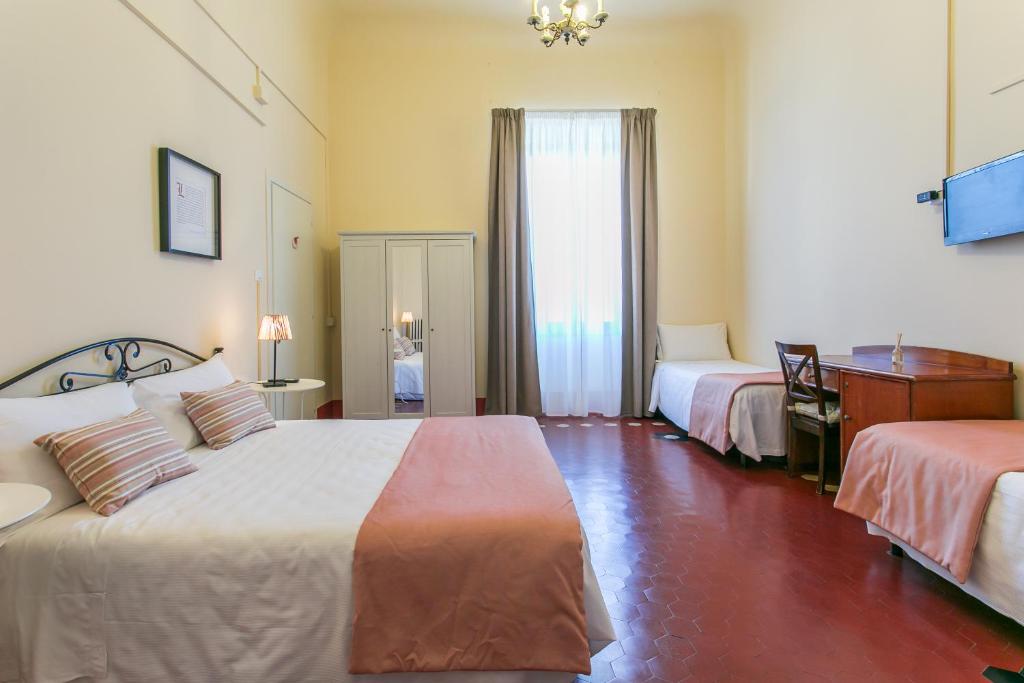 Postel nebo postele na pokoji v ubytování Hotel d'Azeglio Firenze