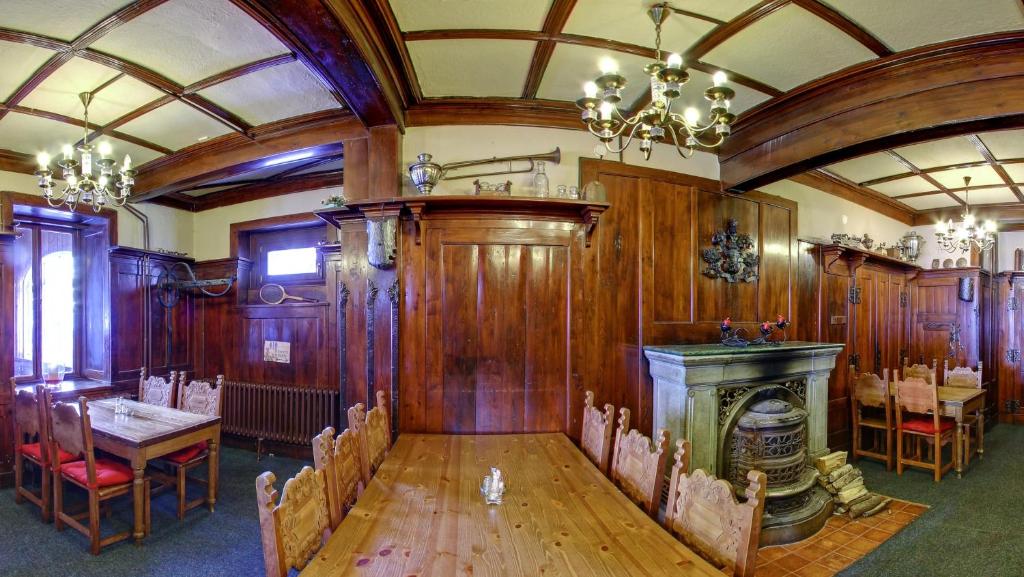 Restauracja lub miejsce do jedzenia w obiekcie Hotel Tři Růže