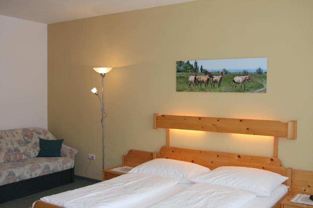 Postel nebo postele na pokoji v ubytování Pension & Weingut Storchenblick