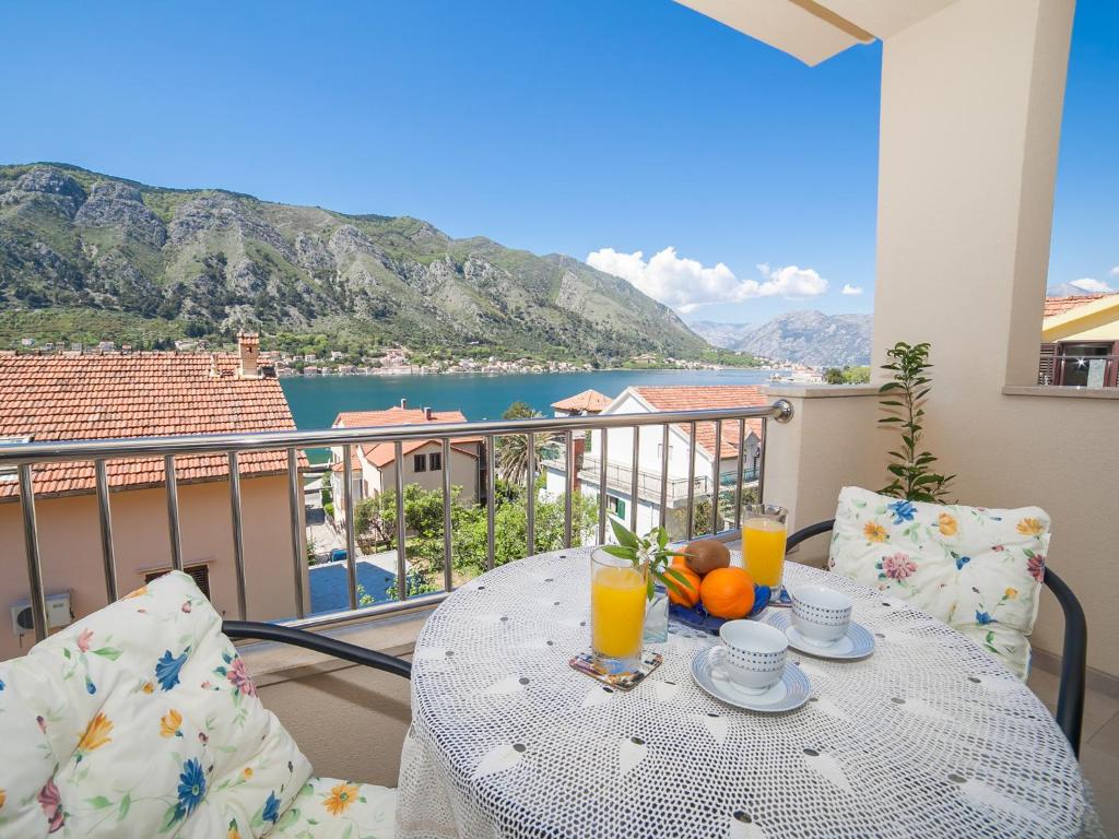 einen Tisch mit Orangen und Getränken auf dem Balkon in der Unterkunft Apartments Castello in Kotor