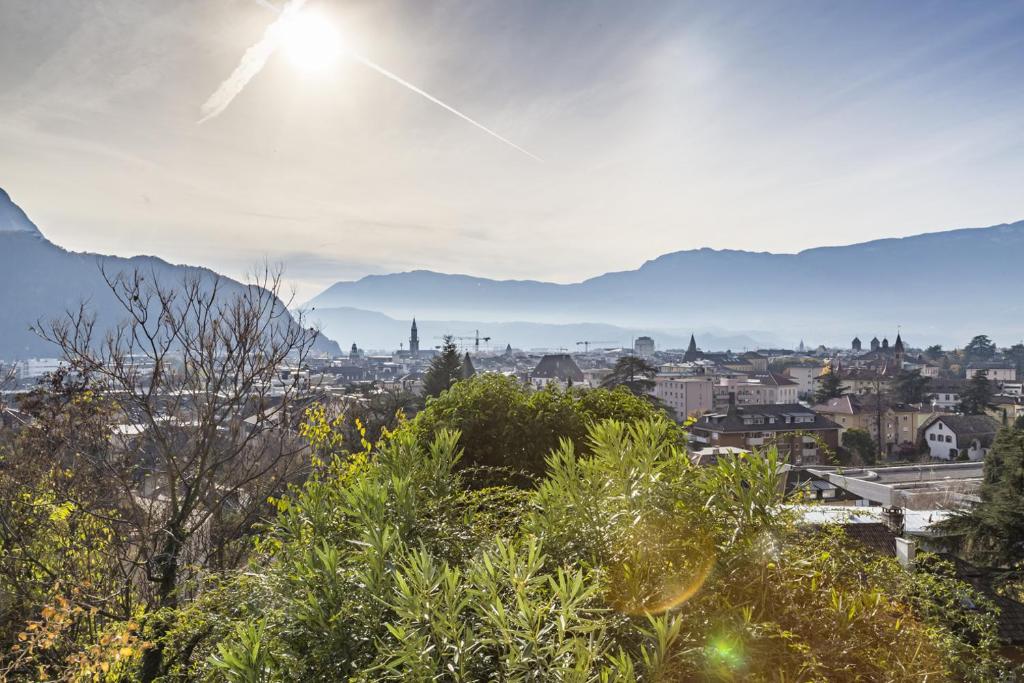 vistas a una ciudad con montañas en el fondo en Appartamento Sant'Osvaldo, en Bolzano