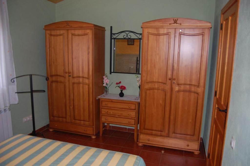 A bed or beds in a room at Gredos Casa Rural Los Treboles