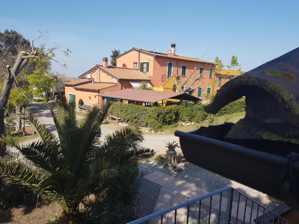 Blick auf ein Haus vom Balkon eines Hauses in der Unterkunft Il Giogo Agriturismo in Rosignano Marittimo